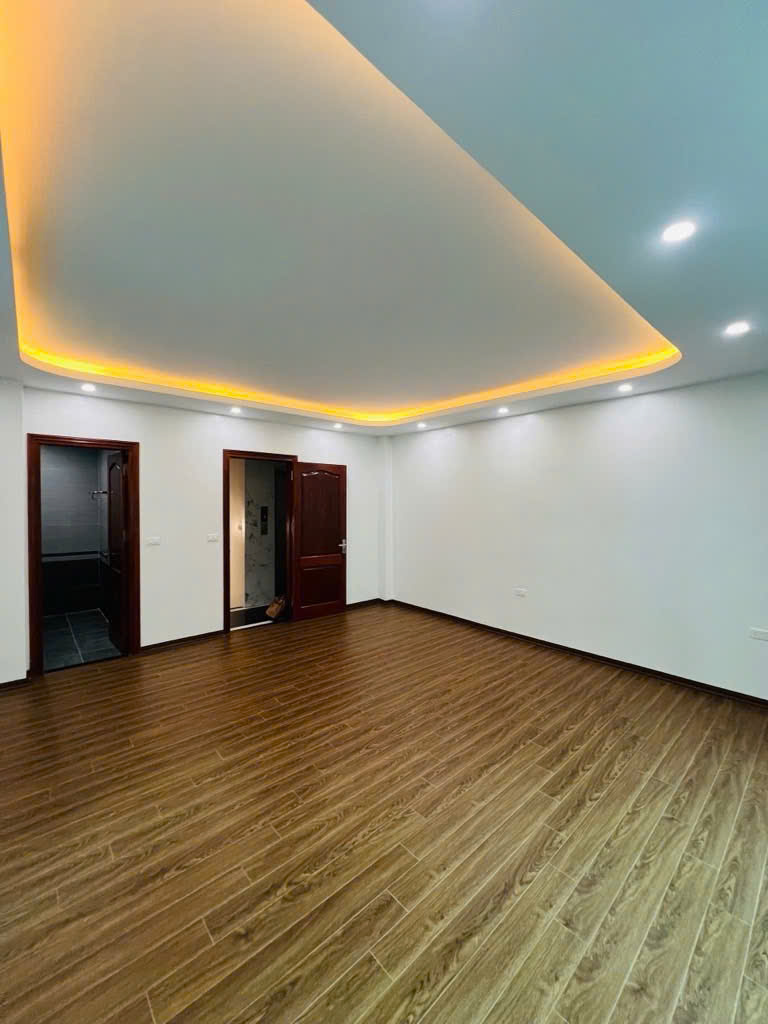 Bán nhà ngõ 521 Trương Định. DT 42m × 5 Tầng. Gara Ô tô ngủ trong nhà. SĐCC nở hậu. Chỉ 11 tỷ 9